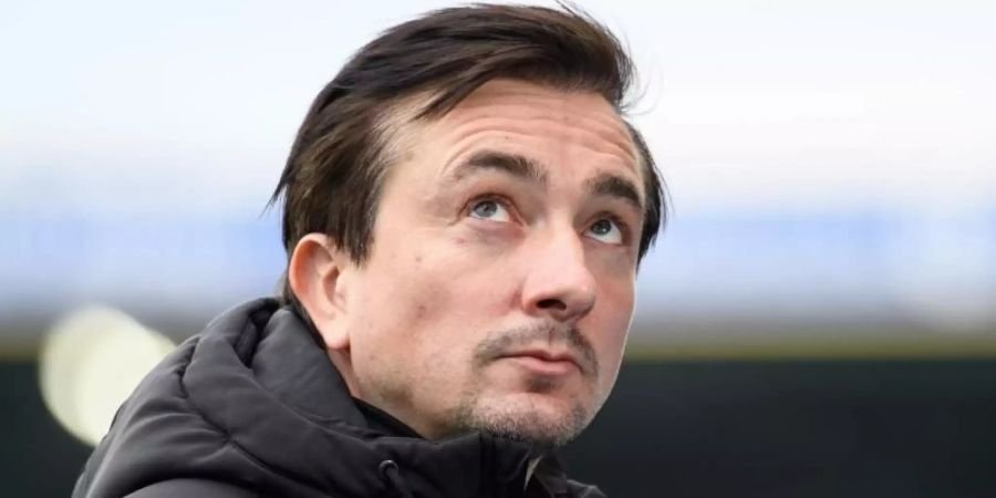 Eintracht Braunschweigs Trainer Daniel Meyer steht im Stadion. Foto: Swen Pförtner/dpa