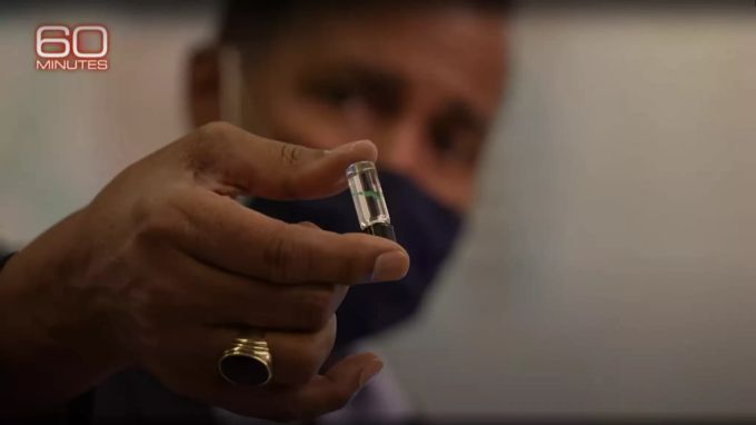 In diesem Gefäss schwimmt der kleine Computerchip, der eine Infektion mit dem Coronavirus noch vor ersten Symptomen erkennt. Computerchip Implantat