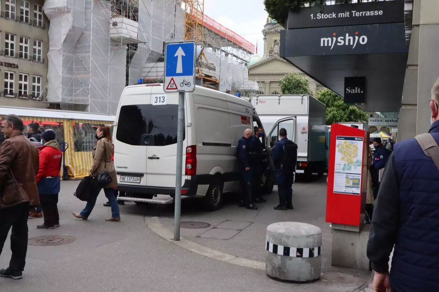 An mehreren Orten in der Stadt brachte sich die Polizei bereits gegen Mittag gegen die Demonstranten gegen das Coronavirus in Stellung. Hier in der Nähe des Bundesplatzes.