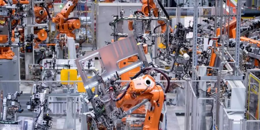 Die Arbeitswelt wird zunehmend von Künstlicher Intelligenz, Robotern und Algorithmen vereinnahmt. Das könnte in einigen Industriezweigen viele Jobs kosten. Foto: Sven Hoppe/dpa