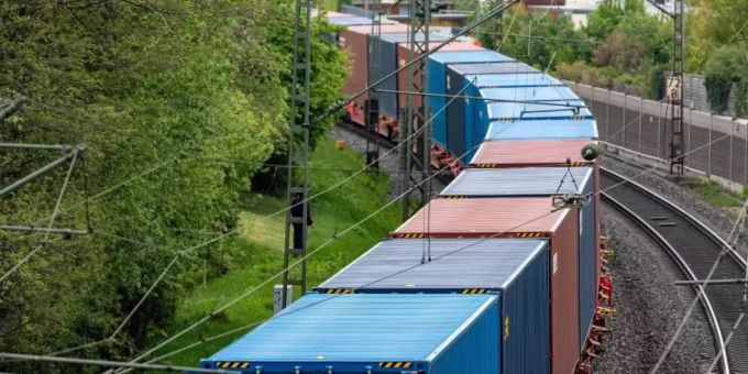 Ein Güterzug mit Containern fährt auf der Schiene südöstlich von Nürnberg. (Symbolbild) Foto: Armin Weigel/dpa Güterzug