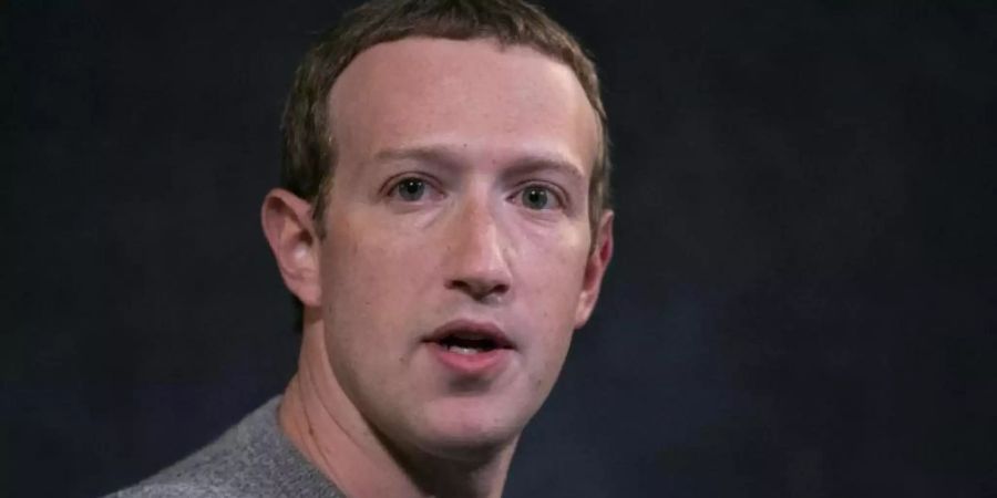 Mark Zuckerberg, CEO von Facebook, hält eine Rede im Paley Center in New York. Foto: Mark Lennihan/AP/dpa