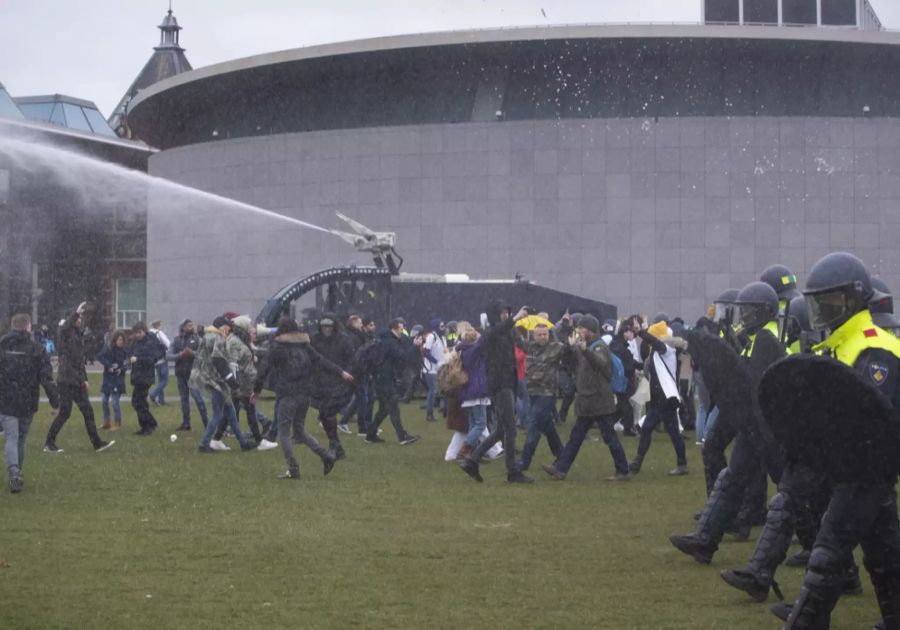 Die Demonstranten wurden schliesslich mit Wasserwerfern von der Polizei vertrieben.