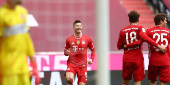 Robert Lewandowski (M) war der gefeierte Mann beim Bayern-Sieg gegen Stuttgart. Foto: Matthias Schrader/AP POOL/dpa Robert Lewandowski (M) war der gefeierte Mann beim Bayern-Sieg gegen Stuttgart. Foto: Matthias Schrader/AP POOL/dpa