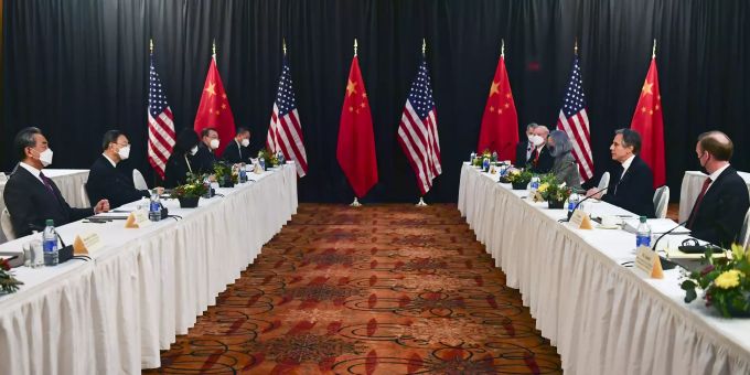 Die Eröffnungssitzung der US-China-Gespräche im Captain Cook Hotel in Anchorage. US China Xinjiang
