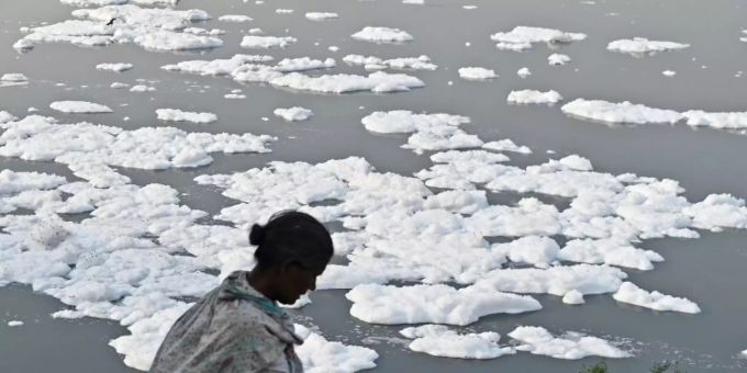 Verschmutzung auf einem Fluss in Indien Verschmutzung auf einem Fluss in Indien