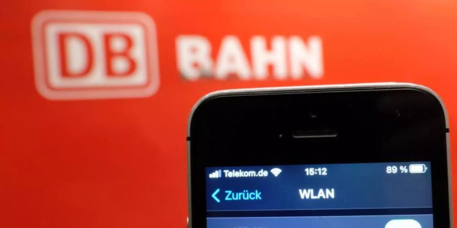 Freies WLAN ist an vielen Bahnhöfen Mangelware. Foto: Sebastian Willnow/dpa-Zentralbild/dpa/Symbolfoto