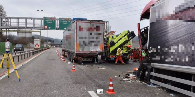 Auf der A1 bei Winterthur ereignete sich ein Unfall mit zwei Lastwagen. unfall a1 winterthur