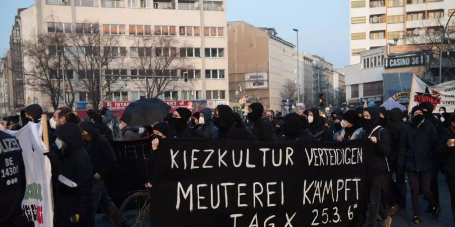 Demonstranten, die gegen die Räumung der Szene-Kneipe «Meuterei» in der Reichenberger Strasse protestieren, am Kottbusser Tor. Foto: Paul Zinken/dpa-Zentralbild/dpa