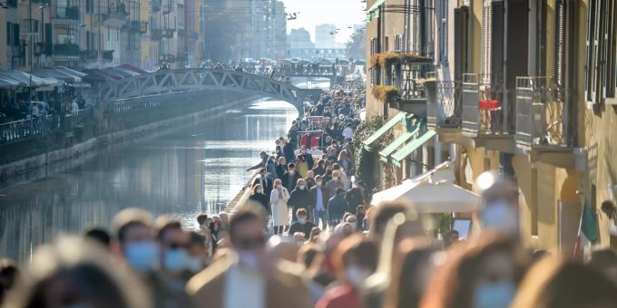 Quando il tempo è bello, la gente si accalca su uno dei canali di Milano. Corona virus - Italiano