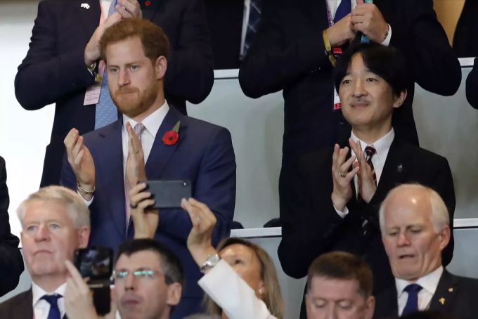 Prinz Harry mit Japans Prinz Akishino bei einem Rugby-Spiel in Yokohama 2019. harry