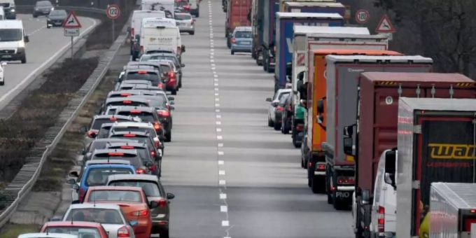 Die Investitionen in die Verkehrsinfrastruktur würden mit dem CO2-Gesetz abgebaut, befürchten die Gegner. CO2-Gesetz Verkehr