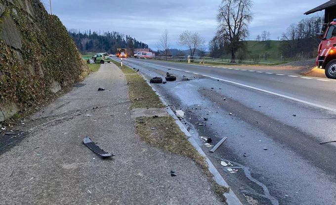Die Luzerner Polizei musste die Strasse zwischen Menznau und Wohlhusen räumen. Unfall menznau