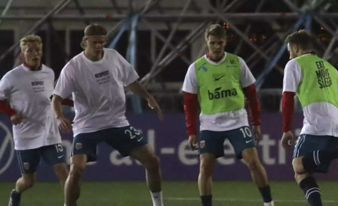Die Stars von Norwegen wie Erling Haaland (#23) und Martin Ödegaard (#10) protestieren mit T-Shirts gegen die FIFA und Katar. FIFA Norwegen Katar WM