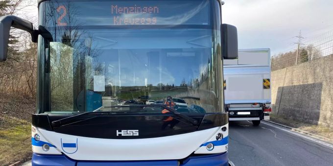 Ein Linienbus und ein Lastwagen streiften sich in Menzingen. menzingen