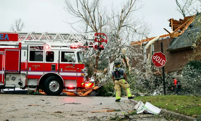 Ein Feuerwehrmann begutachtet Schäden, nachdem ein Tornado südlich von Birmingham in der Gemeinde Eagle Point mehrere Häuser beschädigt hat. Unwetter in Alabama