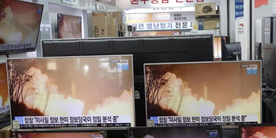 Auf Fernsehbildschirmen in Seoul wird eine Nachrichtensendung übertragen, die über den nordkoreanischen Waffentest berichtet. Foto: Lee Jin-Man/AP/dpa