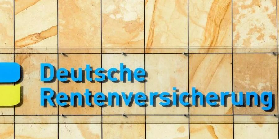 Der Schriftzug Deutsche Rentenversicherung an einem Gebäude in Berlin. Foto: Jens Kalaene/dpa-Zentralbild/dpa