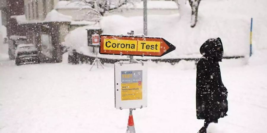 Ein Schild zeigt zu einem Corona-Testcenter. BAG und Bundesrat empfehlen, sich gegen das Coronavirus impfen zu lassen. (Symbolbild)