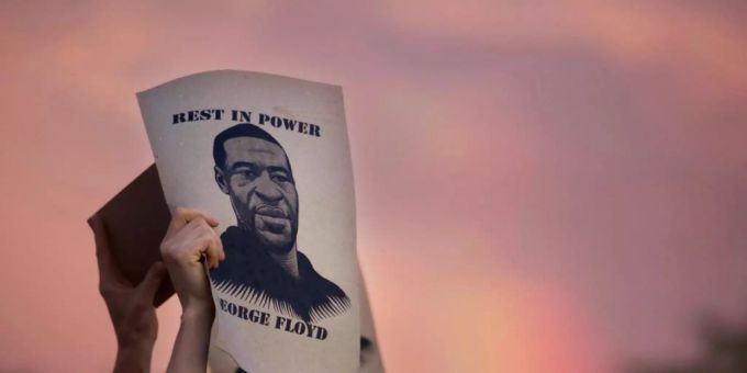 ARCHIV - Demonstranten halten während eines Protestes zettel mit dem Porträt von George Floyd, des in Minneapolis nach einem brutalen Polizeieinsatz gestorbenen Mannes afroamerikanischer Abstammung, in die Höhe. Foto: Christine T. Nguyen/Minnesota Public Radio/AP/dpa ARCHIV - Demonstranten halten während eines Protestes zettel mit dem Porträt von George Floyd, des in Minneapolis nach einem brutalen Polizeieinsatz gestorbenen Mannes afroamerikanischer Abstammung, in die Höhe. Foto: Christine T. Nguyen/Minnesota Public Radio/AP/dpa