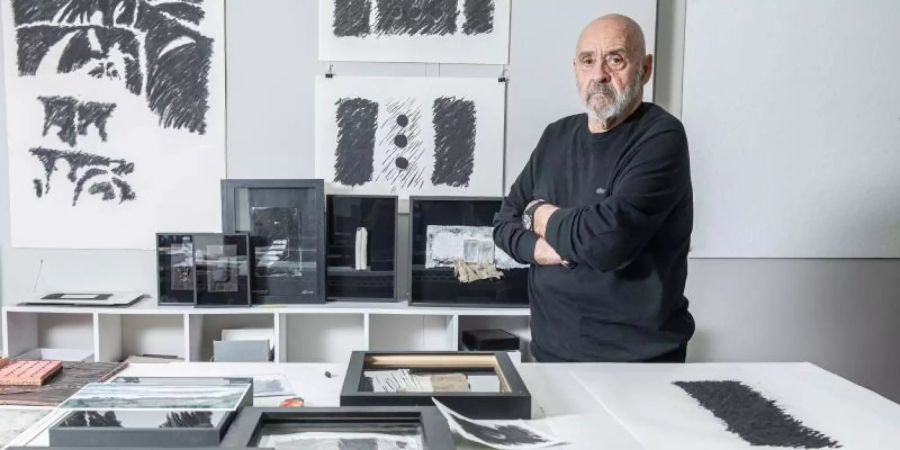 Alexander Klee alias Aljoscha Ségard im Atelier. Foto: Monika Flueckiger/Kunstmuseum Bern /dpa