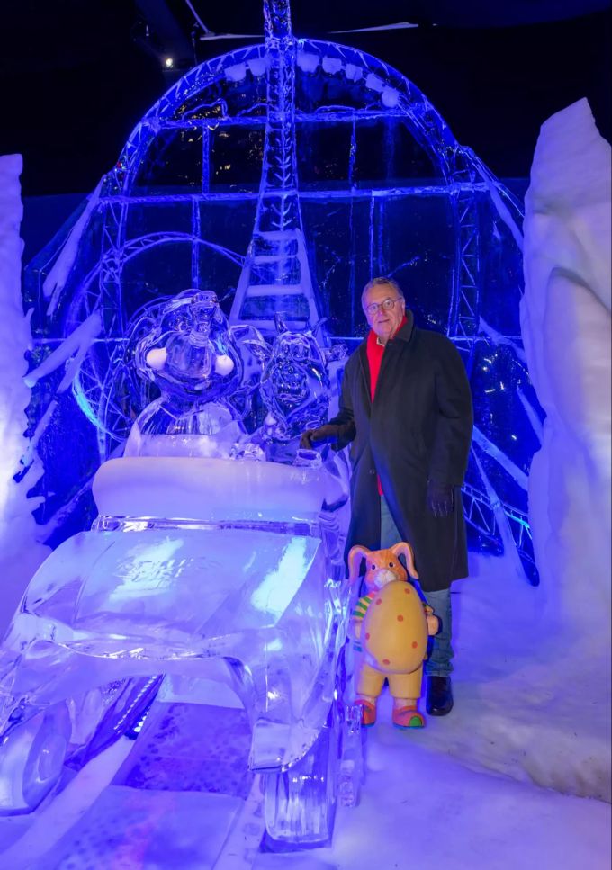 Roland Mack muss mit ansehen wie die faszinierenden Figuren abtauen. Über viele Monate hatte der Europa-Park immer wieder Hoffnung, seinen Besuchern die spektakuläre Eisskulpturen-Ausstellung zu zeigen. Doch das Coronavirus macht dem erneut einen Strich durch die Rechnung. europa-Park