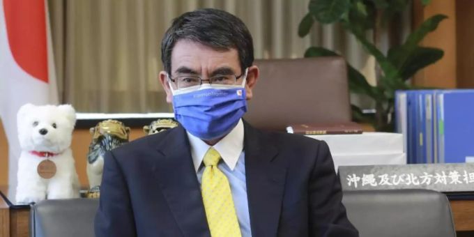 Setzt die EU wegen der Auslieferung des Corona-Impfstoffs unter Druck: Taro Kono. Foto: Koji Sasahara/AP/dpa Setzt die EU wegen der Auslieferung des Corona-Impfstoffs unter Druck: Taro Kono. Foto: Koji Sasahara/AP/dpa