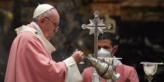 Papst Franziskus schwenkt ein Gefäss vor dem Altar während einer Messe im Petersdom zum 500-jährigen Bestehen des Christentums auf den Philippinen. Papst Franziskus Palmsonntag