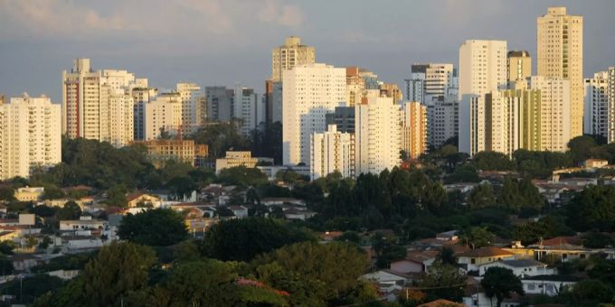 Die Millionenmetropole São Paulo, Brasilien, im Abendlicht. Brasilien São Paulo