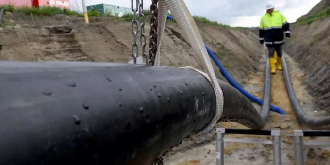 Gleichstrom-Erdkabel der Stromtrasse «Nordlink» laufen in der Nähe von Büsum aus dem Erdreich zu einer sogenannten «Muffenstation». Foto: Carsten Rehder/dpa Gleichstrom-Erdkabel der Stromtrasse «Nordlink» laufen in der Nähe von Büsum aus dem Erdreich zu einer sogenannten «Muffenstation». Foto: Carsten Rehder/dpa