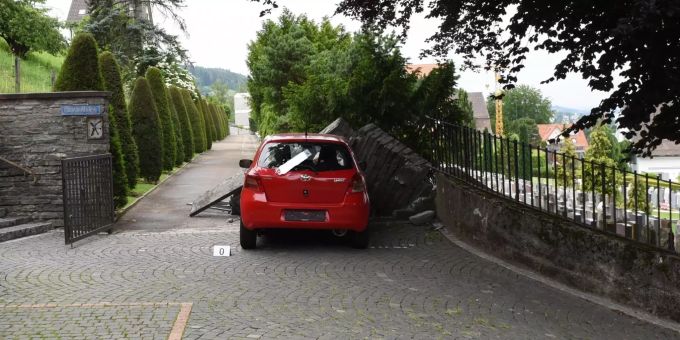 Durch die Kollision wurden der Mann schwer und die Frau leicht verletzt. Kantonspolizei Zürich
