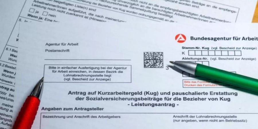 Wenn Unternehmen in Schwierigkeiten geraten und die Arbeitszeit ihrer Mitarbeiter reduzieren, springt die Bundesagentur für Arbeit ein und ersetzt einen Teil des weggefallenen Nettoeinkommens durch das Kurzarbeitergeld. Foto: Jens Büttner/dpa-Zentralbild/dpa/Symbolbild