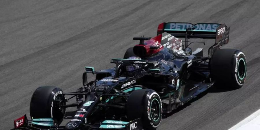 Kann sich in Portimão seine 100. Pole Position holen: Lewis Hamilton. Foto: Manu Fernandez/AP/dpa