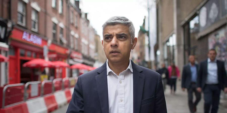 ARCHIV - Sadiq Khan, Bürgermeister von London, geht die Brick Lane im Osten der Stadt entlang. Foto: Stefan Rousseau/PA Wire/dpa