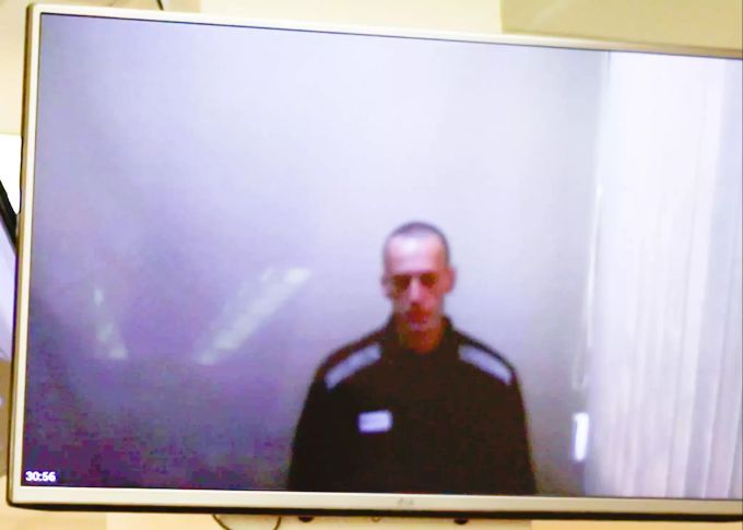 Das vom Babuskinsky Bezirksgericht zur Verfügung gestellte Videostandbild zeigt den russischen Oppositionsführer Alexej Nawalny auf einem TV-Bildschirm während einer Anhörung. Nawalny-Prozess