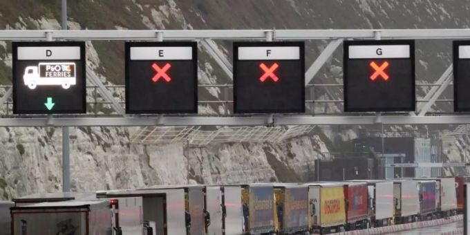 Lastwagen stehen Schlange vor dem Check-in des Terminals am Hafen von Dover in Grossbritannien (Archiv). Foto: Garethfuller/PA/dpa/Symbolbild Lastwagen stehen Schlange vor dem Check-in des Terminals am Hafen von Dover in Grossbritannien (Archiv). Foto: Garethfuller/PA/dpa/Symbolbild