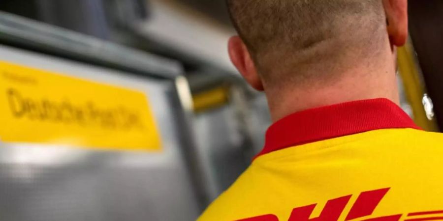 Wenn der Postmann gar nicht klingelt: Die Bewohner einer Sackgasse in Duisburg-Rheinhausen müssen ihre Sendungen seit Wochen in einer nahegelegenen Filiale abholen. Die Deutsche Post macht Gesundheitsbedenken geltend. (Symbolbild). Foto: Monika Skolimowska/dpa-Zentralbild/dpa