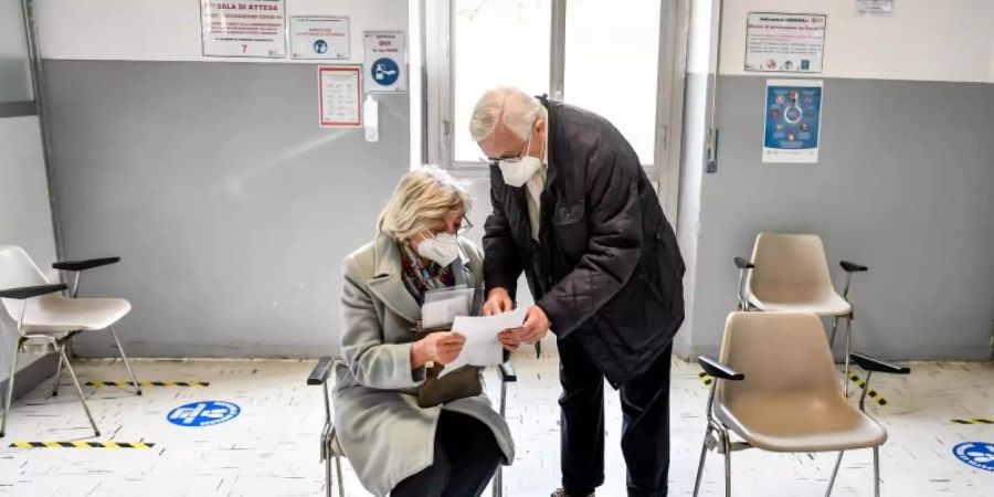 Ältere Menschen warten im Militärkrankenhaus von Baggio nahe Mailand auf eine Covid-19-Impfung. Foto: Claudio Furlan/LaPresse via ZUMA Press/dpa