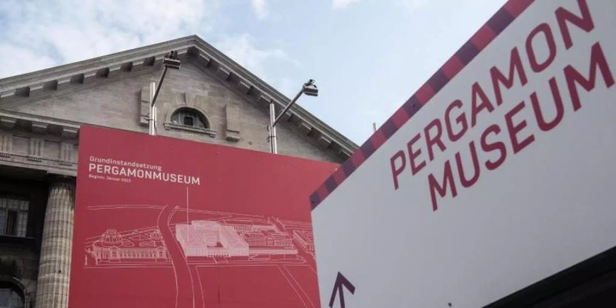 Das Pergamonmuseum auf der Berliner Museumsinsel ist wieder geöffnet. Der Zugang ist jedoch nur mit Online-Ticket, Zeitfenster und Hygienemassnahmen möglich. Foto: Paul Zinken/dpa-Zentralbild/ZB