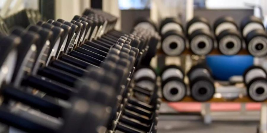 Darf sich ein Vertrag zum Beispiel im Fitnessstudio einfach automatisch verlängern? Darüber diskutiert der Bundestag. Foto: Kira Hofmann/dpa-Zentralbild/dpa
