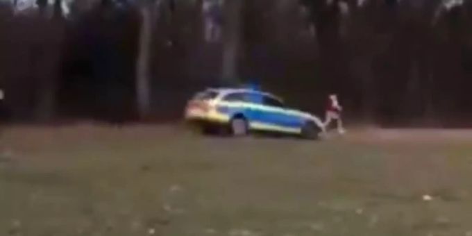 Corona-Sünder - Hamburger Polizei jagt Teenie wegen Umarmung durch Park