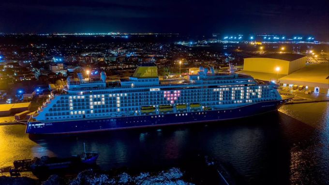 HANDOUT - 04.02.2021, Grossbritannien, London: Das Kreuzfahrtschiff Spirit of Adventure der Saga Cruises ist im Hafen von Tilbury zum Gedenken an den verstorbenen Kapitän Sir Tom Moore beleuchtet. Captain Tom nach Corona-Infektion gestorben
