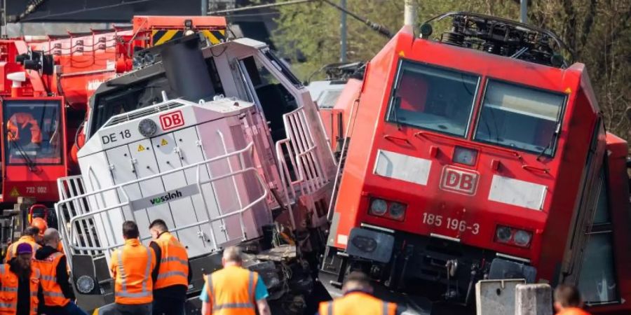 Die verunglückten Loks in der Nähe vom Bahnhof Fallersleben. Am Mittwochabend war eine Lok mit dem Triebfahrzeug eines Güterzuges kollidiert. Verletzt wurde niemand. Foto: Moritz Frankenberg/dpa