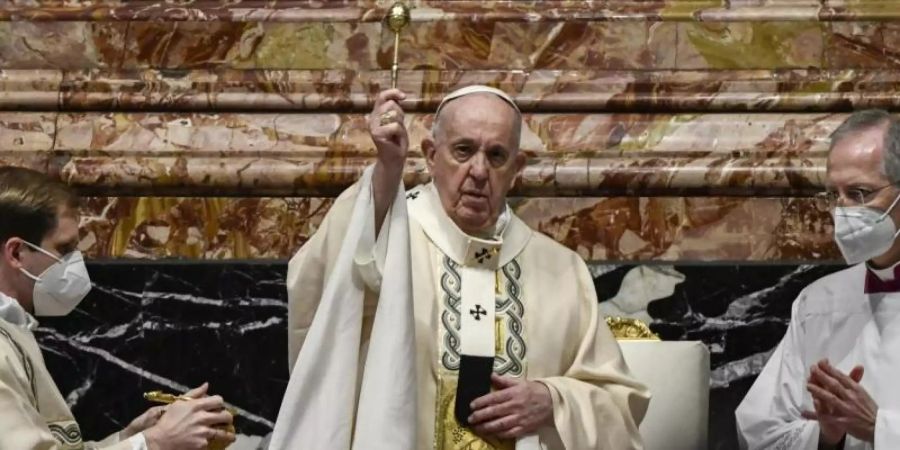 Auch im Petersdom wird in der Pandemie Maske getragen: Papst Franziskus bei der Messe zum Ostersonntag. Foto: Filippo Monteforte/POOL AFP/dpa