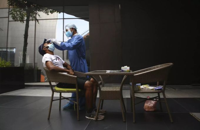 Ein nepalesischer Gesundheitsarbeiter testet ein bahrainisches Expeditionsmitglied auf das Coronavirus. Mount Everest