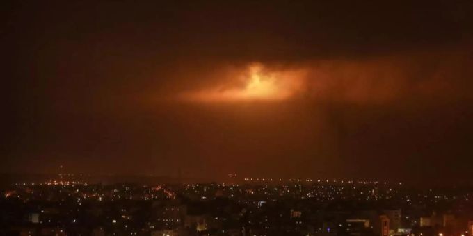 Von der israelischen Armee abgefeuerte Leuchtbomben erhellen den Nachthimmel über Gaza. Foto: Mohammed Talatene/dpa Von der israelischen Armee abgefeuerte Leuchtbomben erhellen den Nachthimmel über Gaza. Foto: Mohammed Talatene/dpa