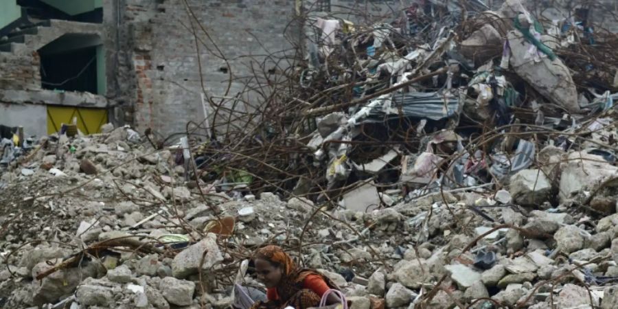 Trauer nach Fabrikeinsturz in Bangladesch 2013