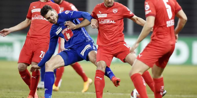 Pascal Schürpf vom FC Luzern versucht sich gegen drei Vaduzer zu behaupten. fc luzern