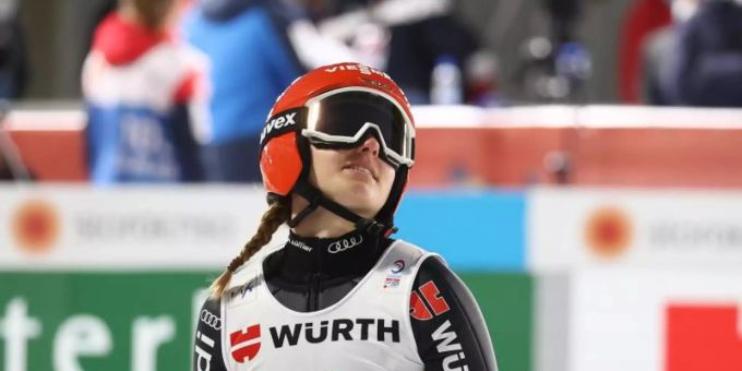 Kam als beste deutsche Springerin nur auf Rang zehn: Katharina Althaus reagiert nach dem Sprung. Foto: Daniel Karmann/dpa Kam als beste deutsche Springerin nur auf Rang zehn: Katharina Althaus reagiert nach dem Sprung. Foto: Daniel Karmann/dpa