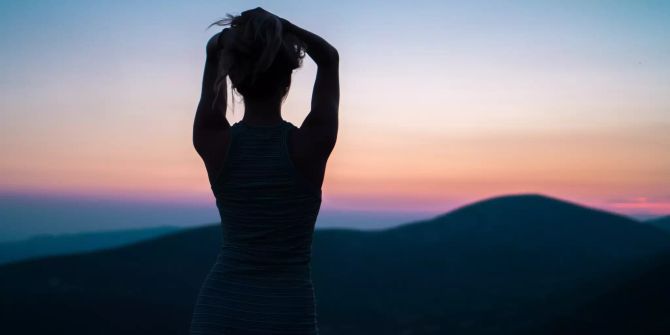 Frau im Sonnenuntergang